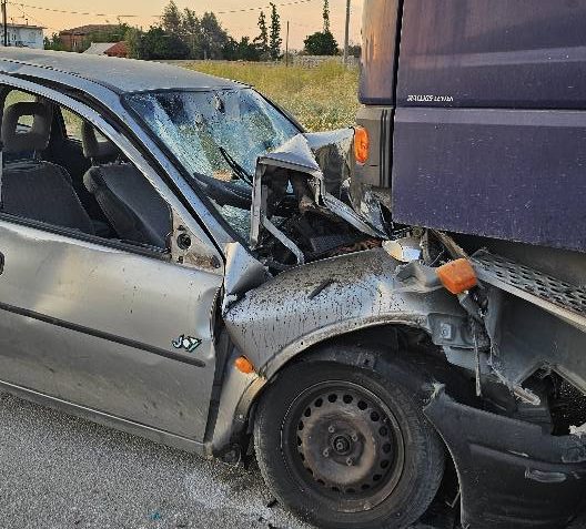 Ακόμα ένα σοβαρό τροχαίο στην Εύβοια: ΙΧ συγκρούστηκε με φορτηγό