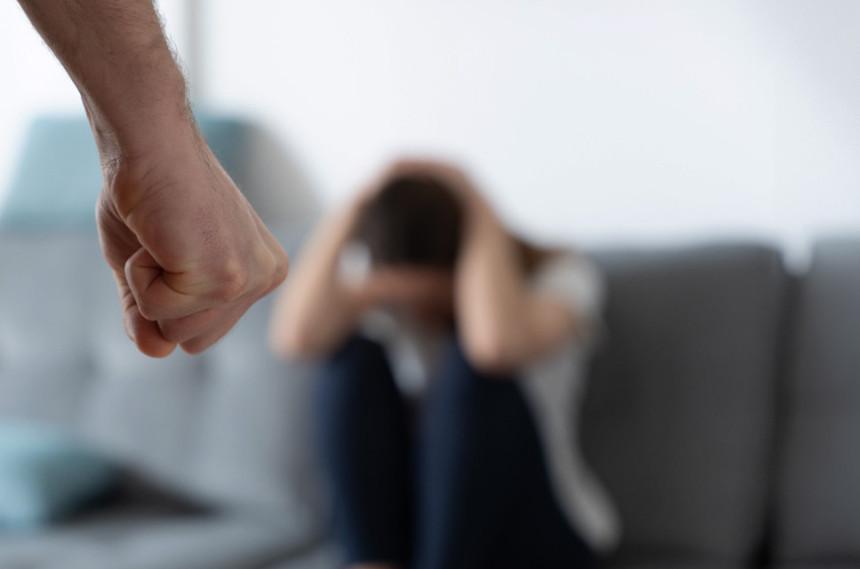 Στα δικαστήρια Βόλου πρώην ζευγάρι – Της πέταξε σφυρί επειδή παραβίασε τα ασφαλιστικά μέτρα Στα δικαστήρια Βόλου πρώην ζευγάρι – Της πέταξε σφυρί επειδή παραβίασε τα ασφαλιστικά μέτρα