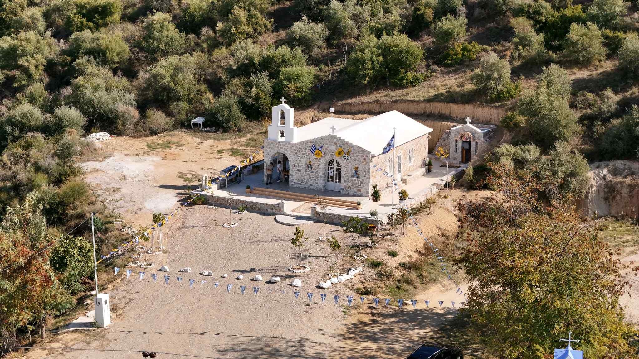 Το κρυμμένο εκκλησάκι του Αγίου Δημητρίου βρίσκεται στην Εύβοια Το κρυμμένο εκκλησάκι του Αγίου Δημητρίου βρίσκεται στην Εύβοια