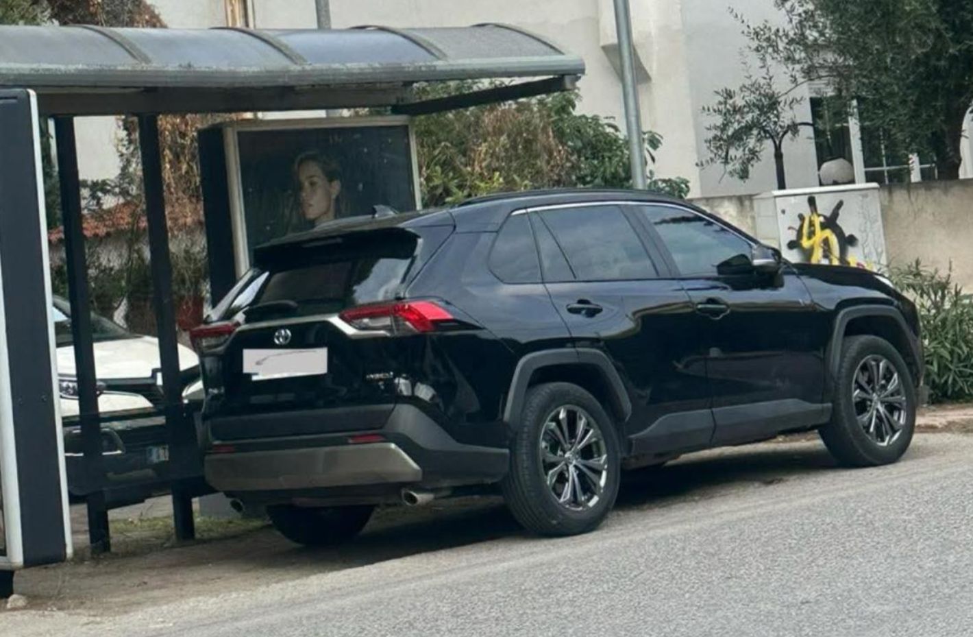 «Μάγκας» Έλληνας οδηγός πάρκαρε σε… στάση λεωφορείου «Μάγκας» Έλληνας οδηγός πάρκαρε σε… στάση λεωφορείου