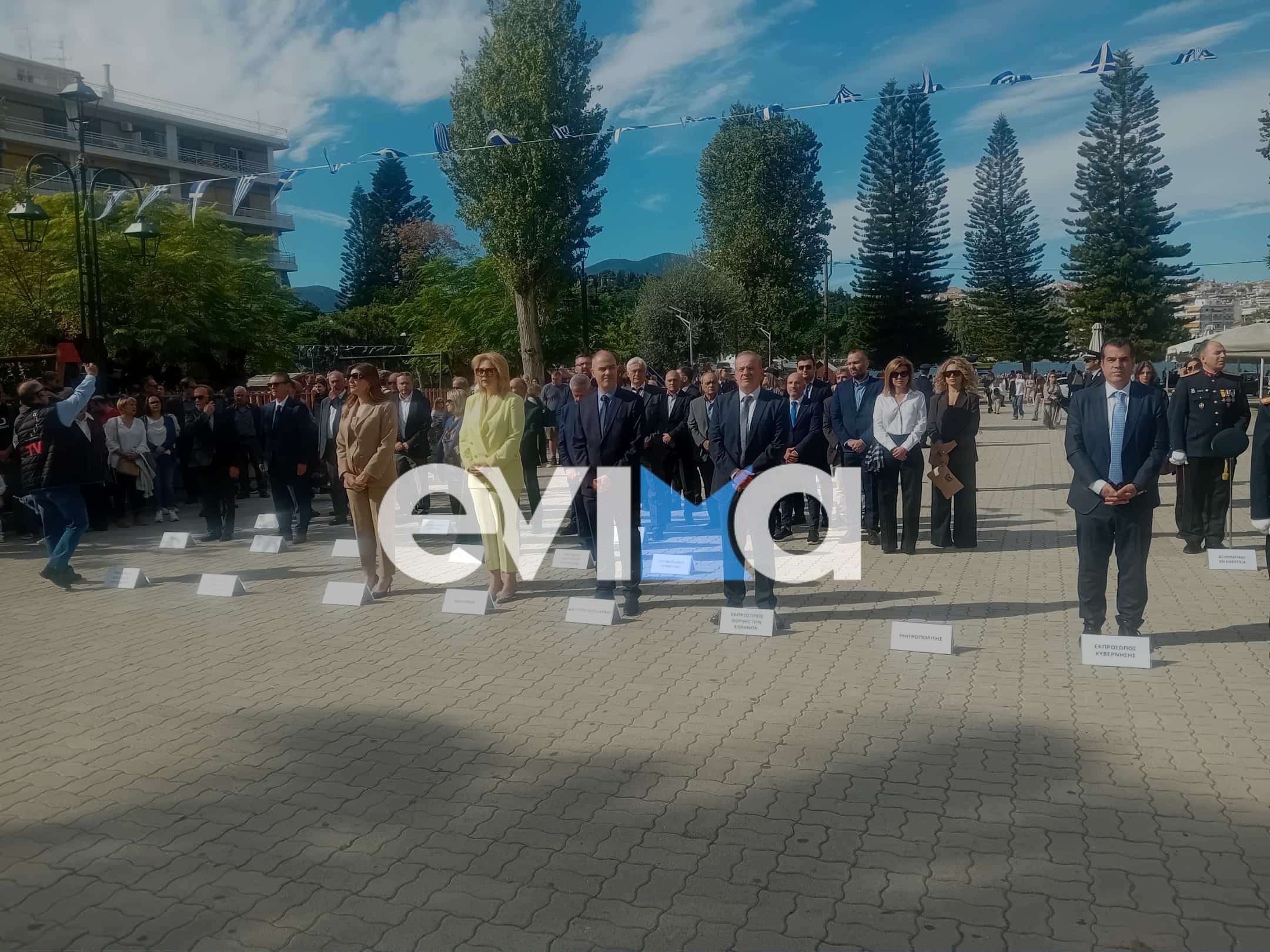Χαλκίδα τώρα κατάθεση στεφάνων στην πλατεία του Αγίου Νικολάου Χαλκίδα τώρα κατάθεση στεφάνων στην πλατεία του Αγίου Νικολάου