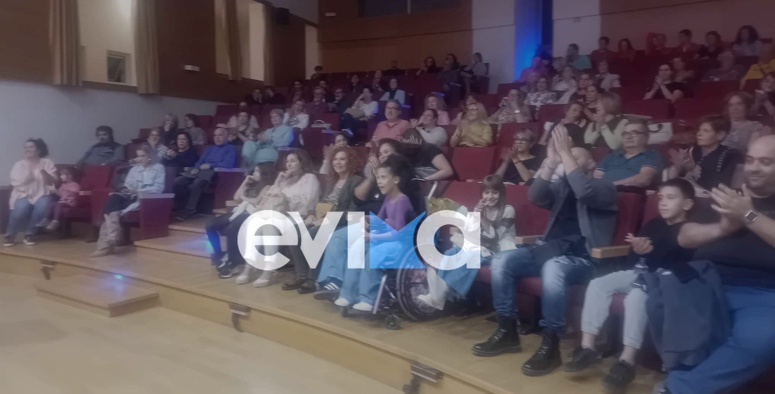 Εύβοια: Έκλαψε από χαρά η Μαρία – Στυλιανή! Ο ιερέας που τραγούδησε για την 9χρονη (βίντεο&εικόνες) Εύβοια: Έκλαψε από χαρά η Μαρία – Στυλιανή! Ο ιερέας που τραγούδησε για την 9χρονη (βίντεο&εικόνες)