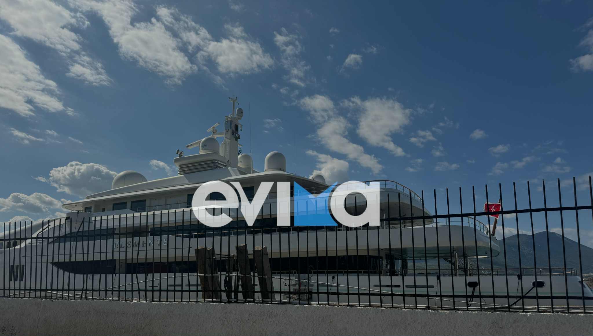 Υπερπολυτελές κρουαζιερόπλοιο «έδεσε» σε λιμάνι της Εύβοιας – Εικόνες Υπερπολυτελές κρουαζιερόπλοιο «έδεσε» σε λιμάνι της Εύβοιας – Εικόνες