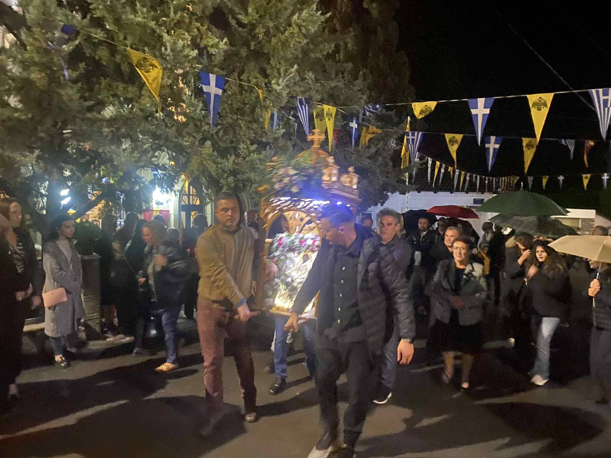 Λτανεία της εικόνας του Αγίου Λουκά υπό βροχή στην Εύβοια Λτανεία της εικόνας του Αγίου Λουκά υπό βροχή στην Εύβοια