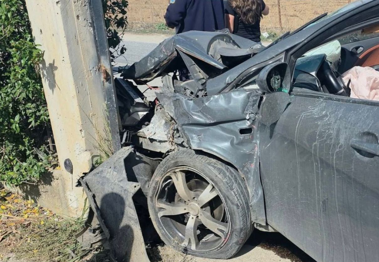 Νέο σοβαρό τροχαίο: Αυτοκίνητο καρφώθηκε πάνω σε κολόνα Νέο σοβαρό τροχαίο: Αυτοκίνητο καρφώθηκε πάνω σε κολόνα