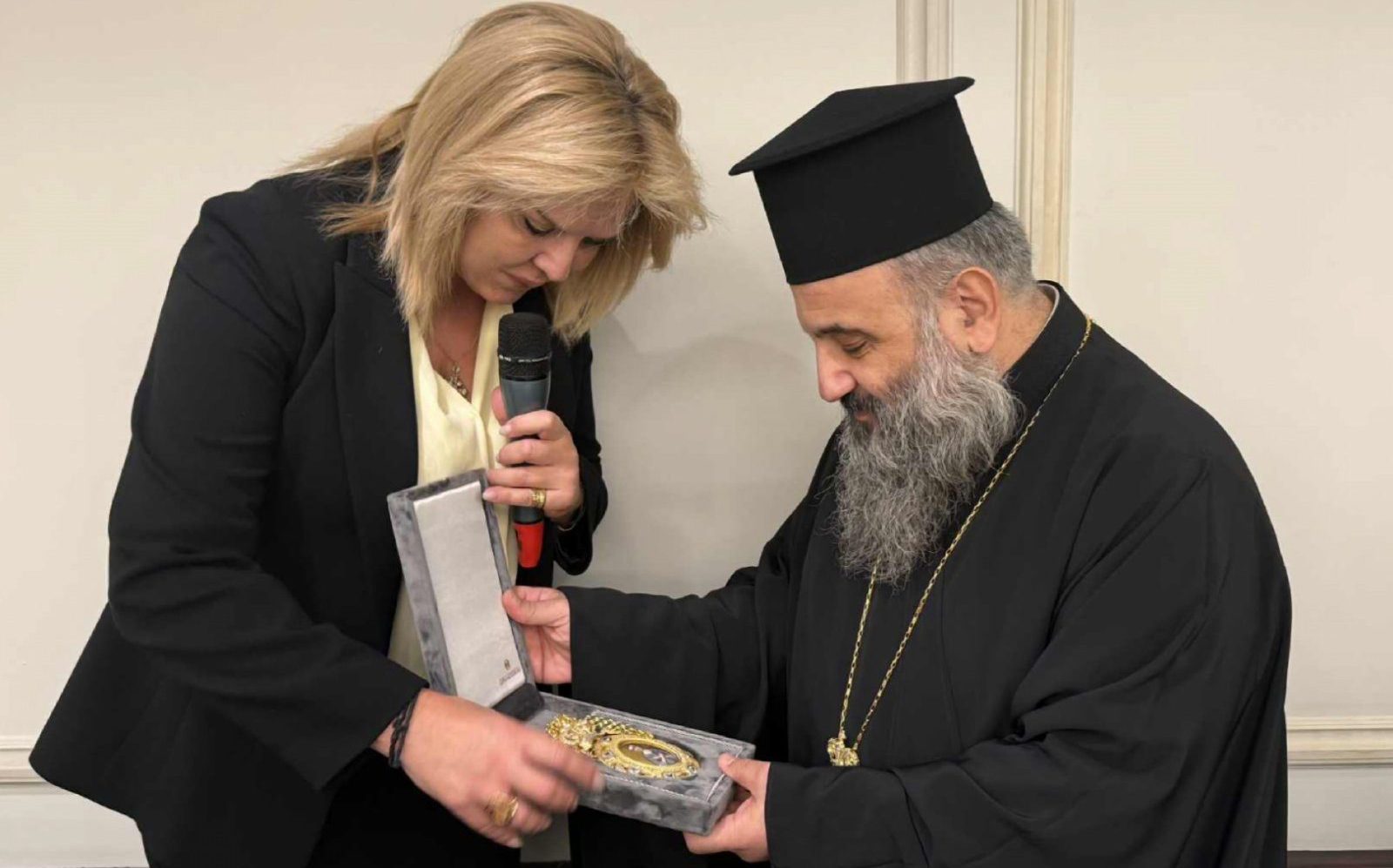 Το δώρο της δημάρχου Χαλκιδέων στον Ευβοιώτη Επίσκοπο Σκιάθου, Ιωάννη Καραμούζη (εικόνες) Το δώρο της δημάρχου Χαλκιδέων στον Ευβοιώτη Επίσκοπο Σκιάθου, Ιωάννη Καραμούζη (εικόνες)