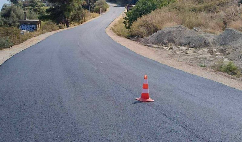 Δρόμος στην Εύβοια υπέστη καθίζηση και έκλεισε για να γίνουν παρεμβάσεις (εικόνες)