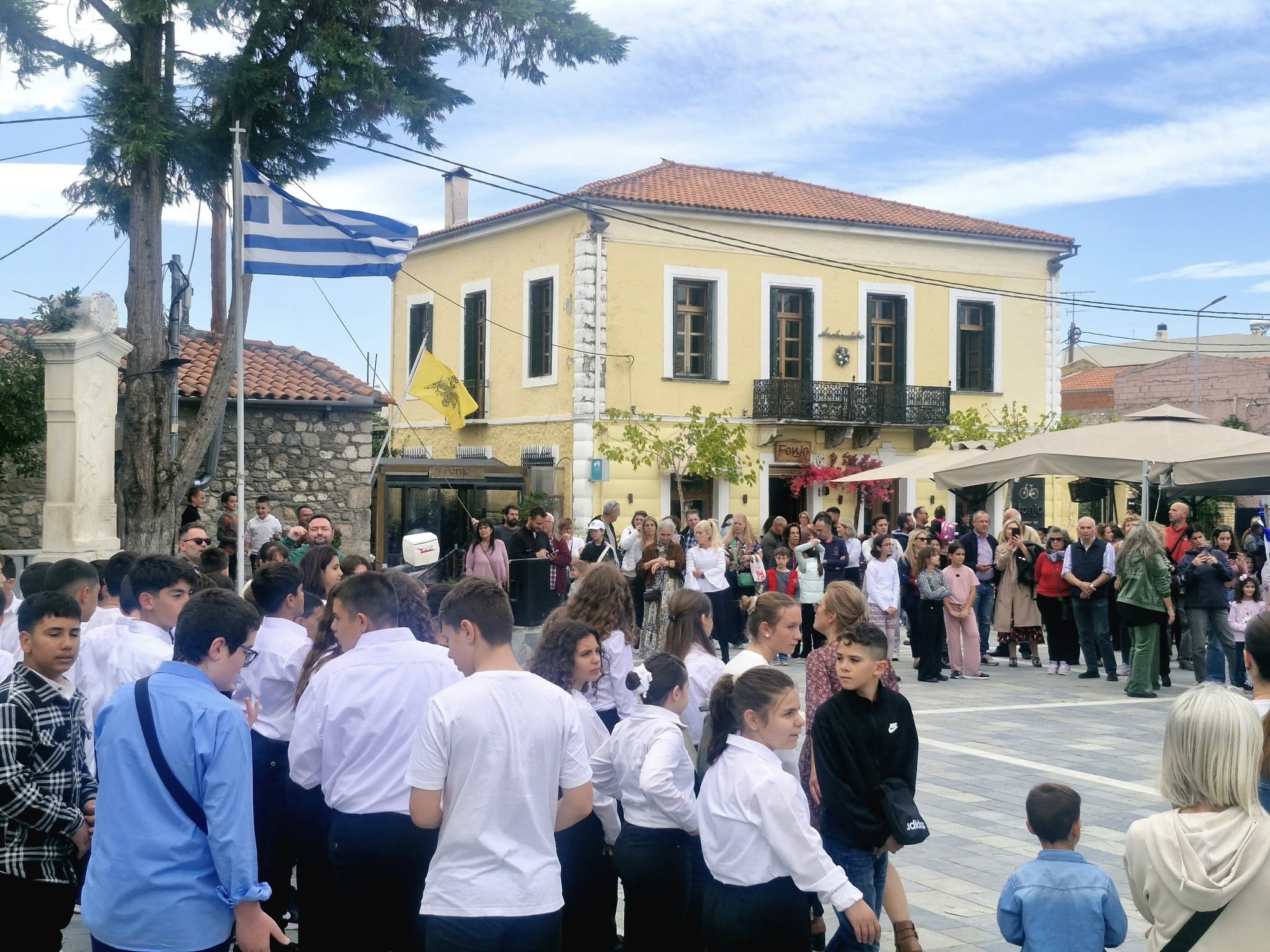 Ρίγη συγκίνησης στην Εύβοια: Μαθητές τραγούδησαν τον εθνικό ύμνο στη νοηματική Ρίγη συγκίνησης στην Εύβοια: Μαθητές τραγούδησαν τον εθνικό ύμνο στη νοηματική