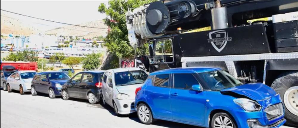 Γερανός έπεσε πάνω σε δέκα παρκαρισμένα αυτοκίνητα στο Κερατσίνι Γερανός έπεσε πάνω σε δέκα παρκαρισμένα αυτοκίνητα στο Κερατσίνι