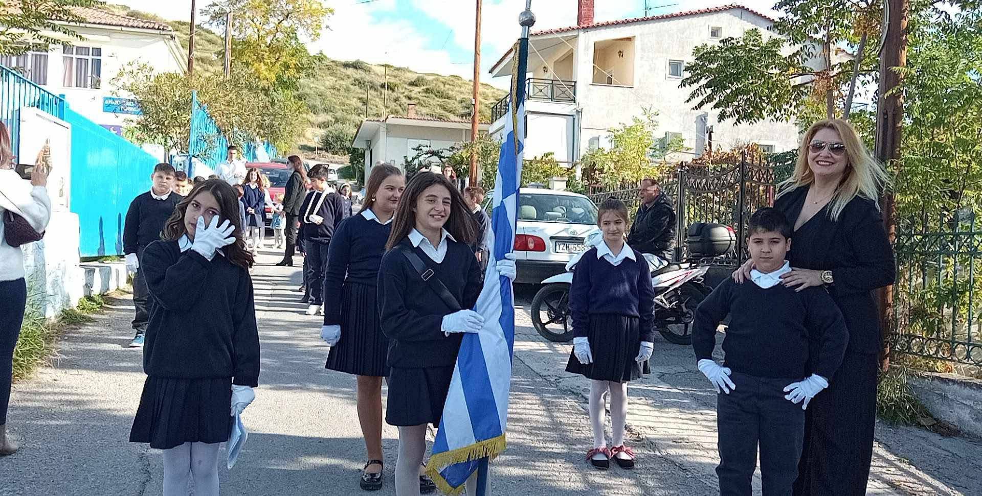 Πρόεδρος Κοινότητας στην Εύβοια «τρέλανε» μαθητές μετά την παρέλαση – Δείτε τι έκανε Πρόεδρος Κοινότητας στην Εύβοια «τρέλανε» μαθητές μετά την παρέλαση – Δείτε τι έκανε