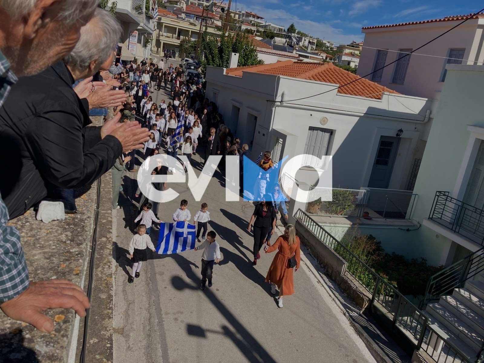 Συγκίνηση στην Εύβοια: Ηλικιωμένοι βγήκαν στα μπαλκόνια και χειροκρότησαν τους μαθητές (εικόνες) Συγκίνηση στην Εύβοια: Ηλικιωμένοι βγήκαν στα μπαλκόνια και χειροκρότησαν τους μαθητές (εικόνες)