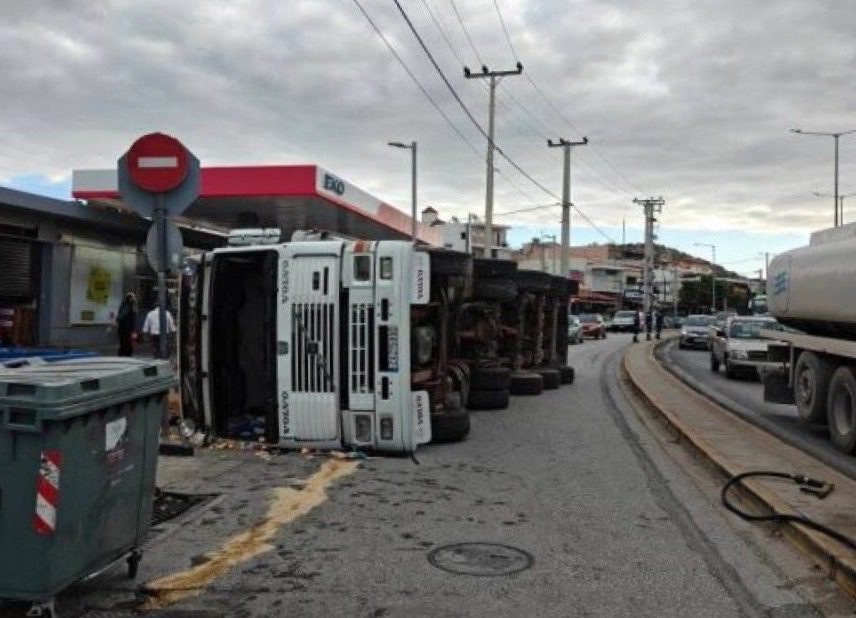 Σοβαρό τροχαίο στη Βάρη: Νταλίκα με σακιά ανετράπη σε λεωφόρο Σοβαρό τροχαίο στη Βάρη: Νταλίκα με σακιά ανετράπη σε λεωφόρο