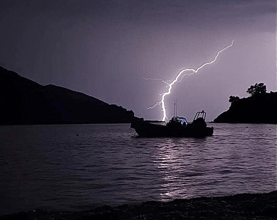 Η νύχτα έγινε μέρα στην Εύβοια: Εντυπωσιακός κεραυνός φωτίζε πασίγνωστη παραλία Η νύχτα έγινε μέρα στην Εύβοια: Εντυπωσιακός κεραυνός φωτίζε πασίγνωστη παραλία