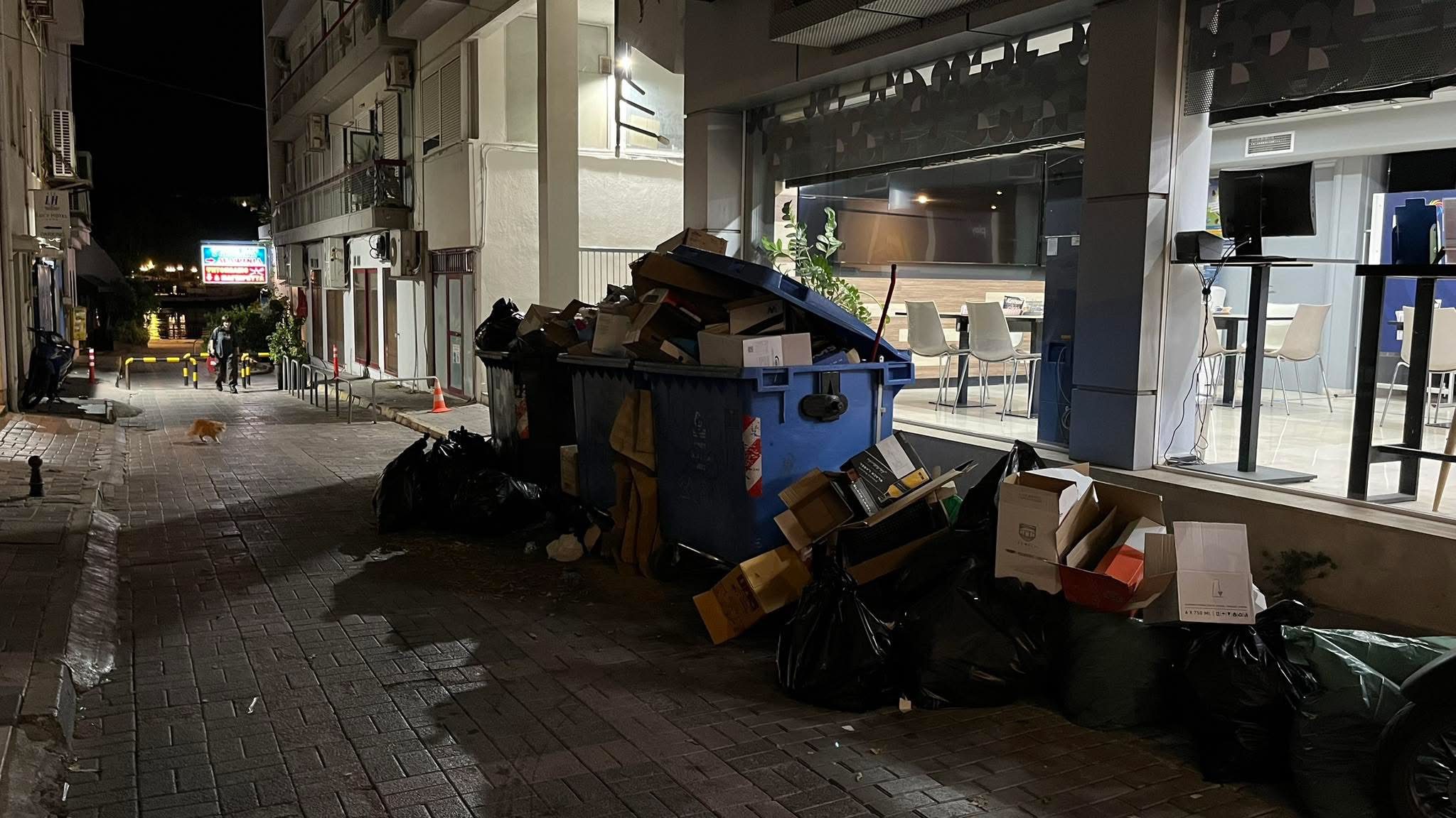 «Πλημμύρισε» από σκουπίδια η παραλία της Χαλκίδας το βράδυ του Σαββάτου «Πλημμύρισε» από σκουπίδια η παραλία της Χαλκίδας το βράδυ του Σαββάτου
