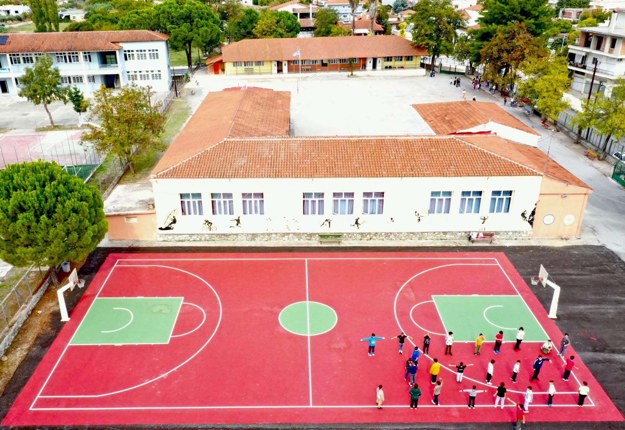 Εντυπωσιακό γήπεδο μπάσκετ απέκτησε δημοτικό σχολείο στην Εύβοια Εντυπωσιακό γήπεδο μπάσκετ απέκτησε δημοτικό σχολείο στην Εύβοια