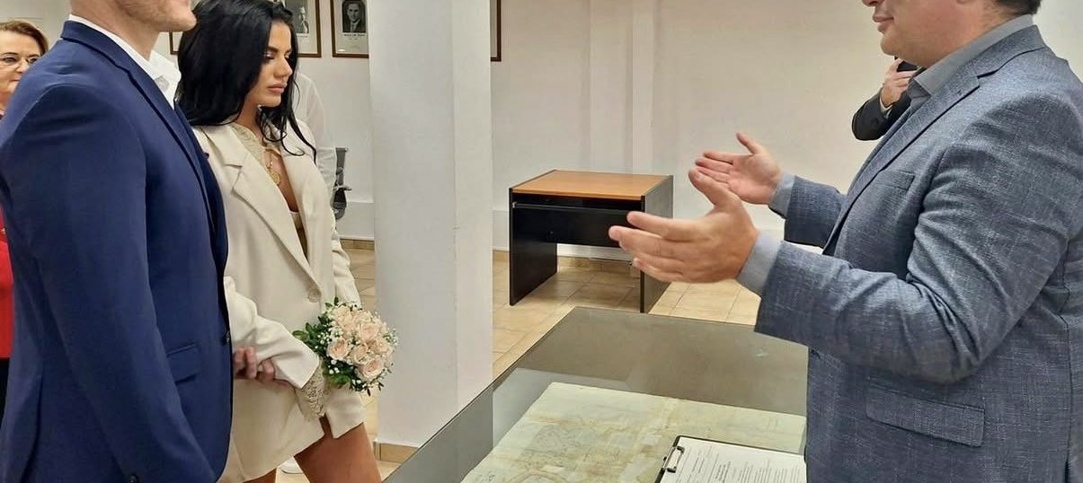 Γνωστός μπασκετμπολίστας παντρεύτηκε σε δημαρχείο της Εύβοιας Γνωστός μπασκετμπολίστας παντρεύτηκε σε δημαρχείο της Εύβοιας