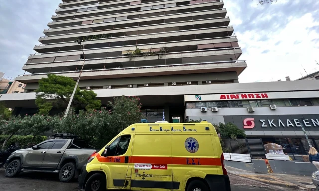 Νεκρός οδηγός καρφώθηκε με το αυτοκίνητό του σε δέντρο Νεκρός οδηγός καρφώθηκε με το αυτοκίνητό του σε δέντρο