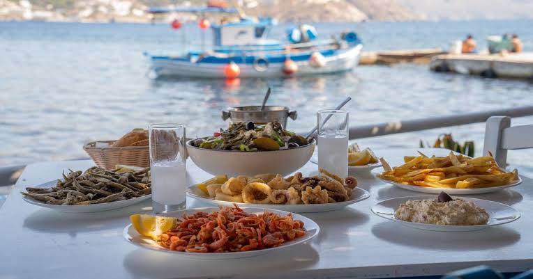 Αυτός είναι ο γνωστός τραγουδιστής που έτρωγε σε ουζερί της Εύβοιας Αυτός είναι ο γνωστός τραγουδιστής που έτρωγε σε ουζερί της Εύβοιας