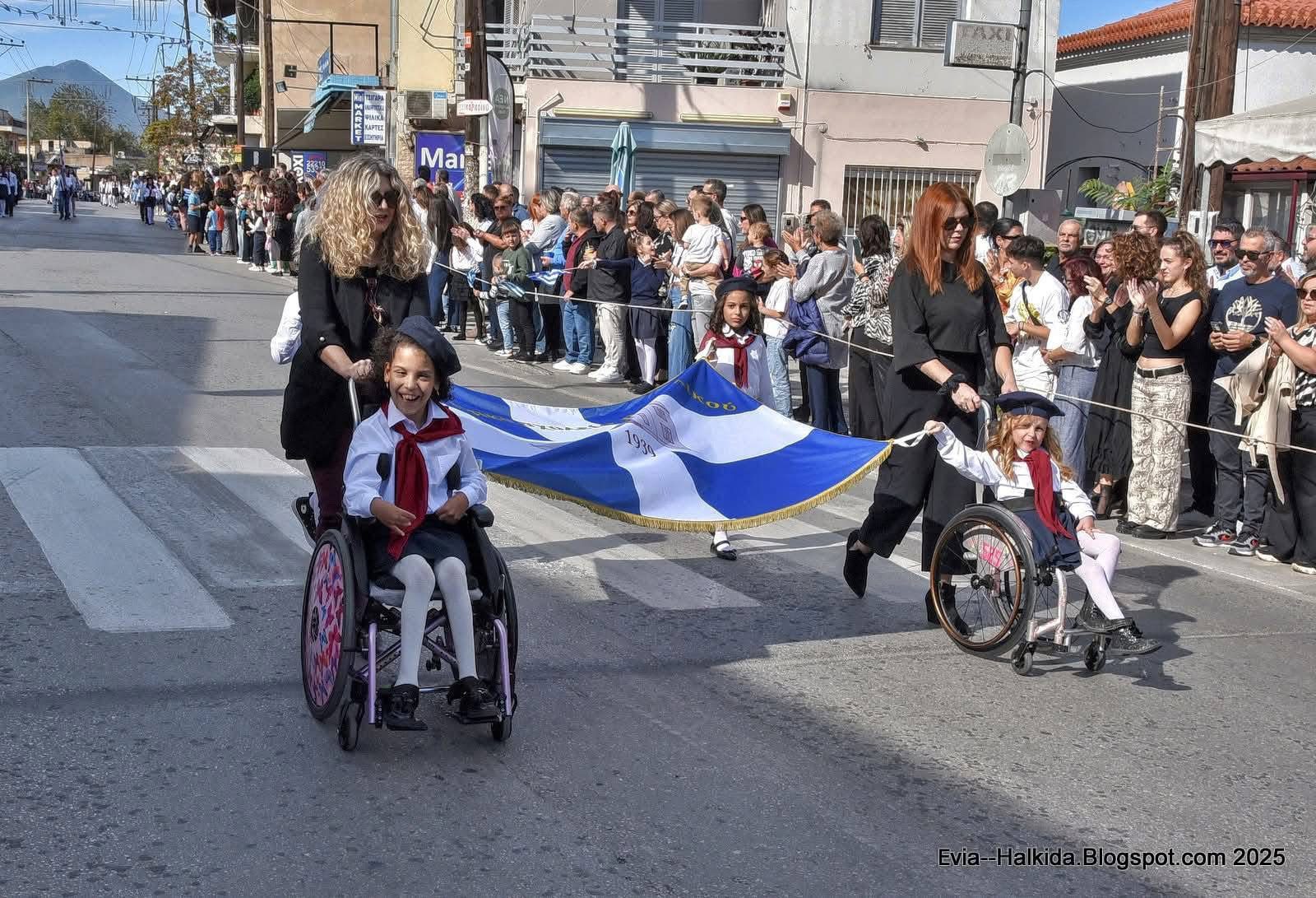 Ράγισαν καρδιές στην Εύβοια: Η μικρή Μαρία-Στυλιανή παρέλασε με το αναπηρικό της καροτσάκι Ράγισαν καρδιές στην Εύβοια: Η μικρή Μαρία-Στυλιανή παρέλασε με το αναπηρικό της καροτσάκι