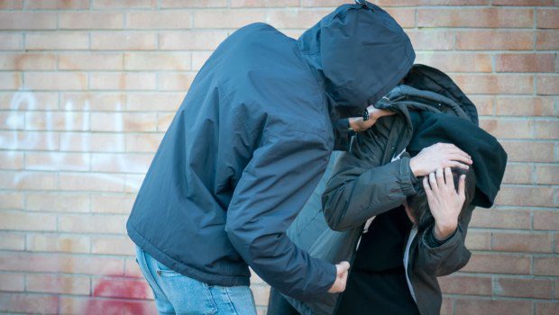 Βόλος: 12χρονος απείλησε με σουγιά συμμαθητή του για να τον ληστέψει Βόλος: 12χρονος απείλησε με σουγιά συμμαθητή του για να τον ληστέψει