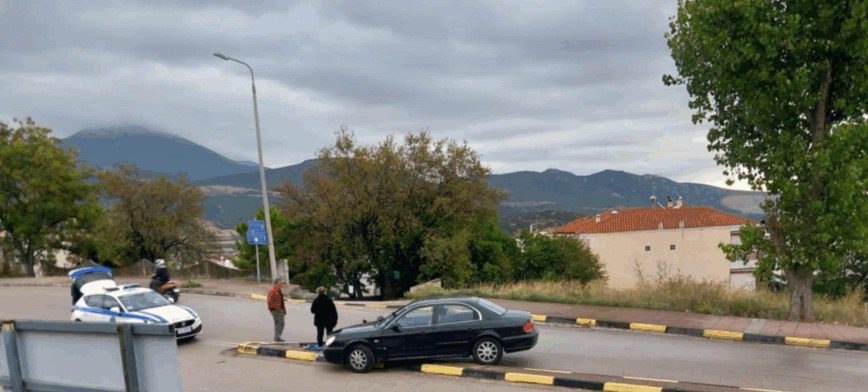 Τροχαίο στη Λαμία: Το πήρε ευθεία, γκρέμισε ταμπέλα και κατέληξε στη νησίδα (εικόνες) Τροχαίο στη Λαμία: Το πήρε ευθεία, γκρέμισε ταμπέλα και κατέληξε στη νησίδα (εικόνες)
