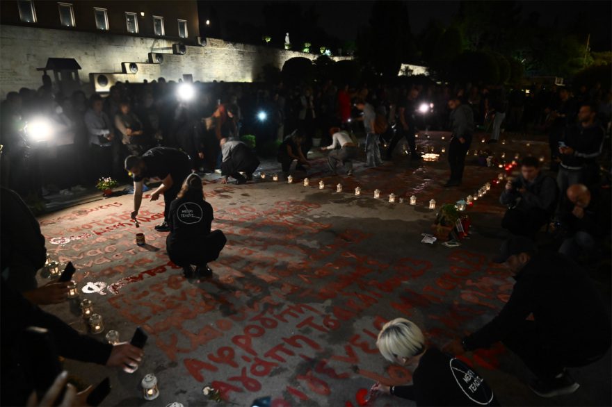 Σύνταγμα: Συγγενείς των θυμάτων στα Τέμπη έγραψαν ξανά τα ονόματα Σύνταγμα: Συγγενείς των θυμάτων στα Τέμπη έγραψαν ξανά τα ονόματα