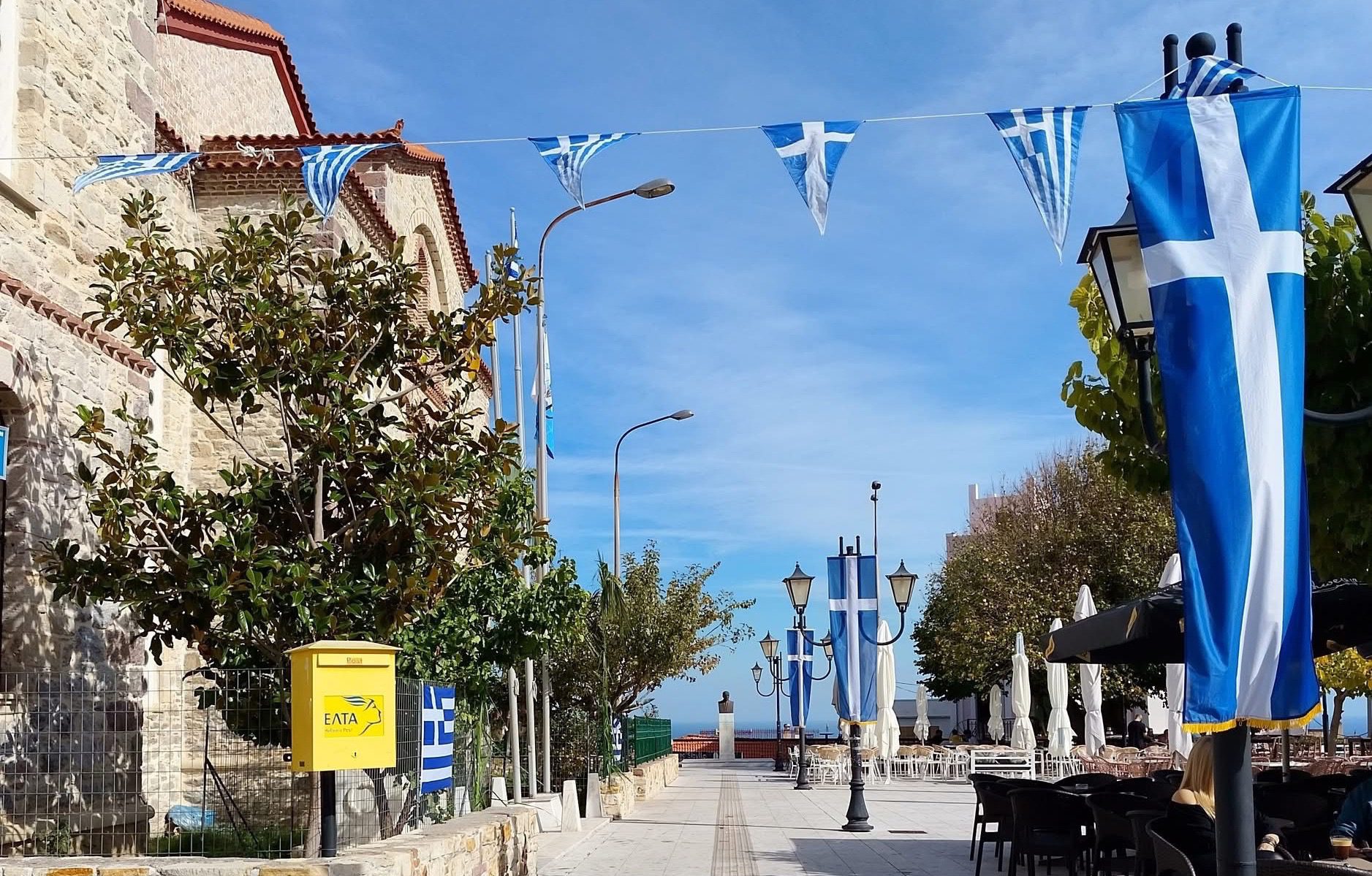 Γαλανόλευκη πανδαισία στην Εύβοια: Αυτή η πόλη γέμισε με σημαίες (εικόνες) Γαλανόλευκη πανδαισία στην Εύβοια: Αυτή η πόλη γέμισε με σημαίες (εικόνες)