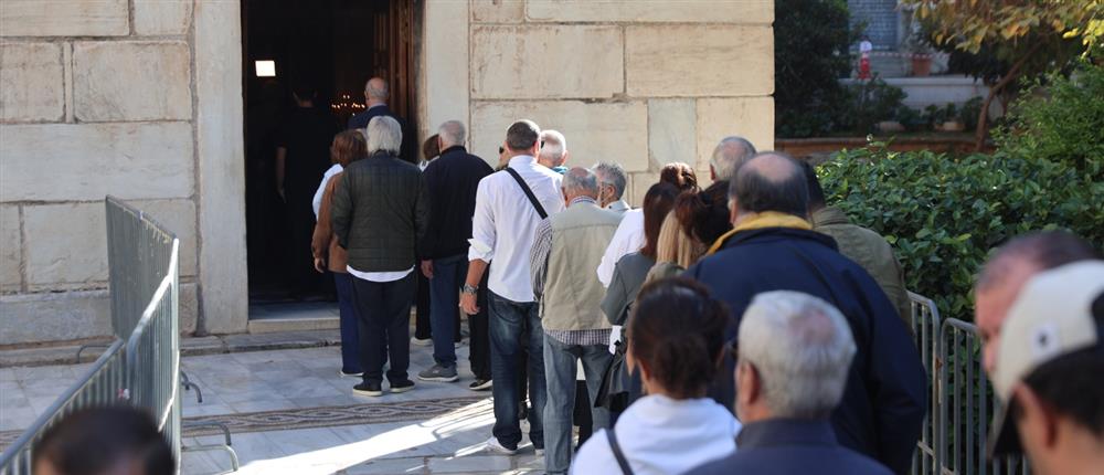 Διονύσης Σαββόπουλος: Μεγάλες ουρές έξω από την Μητρόπολη για το τελευταίο αντίο Διονύσης Σαββόπουλος: Μεγάλες ουρές έξω από την Μητρόπολη για το τελευταίο αντίο