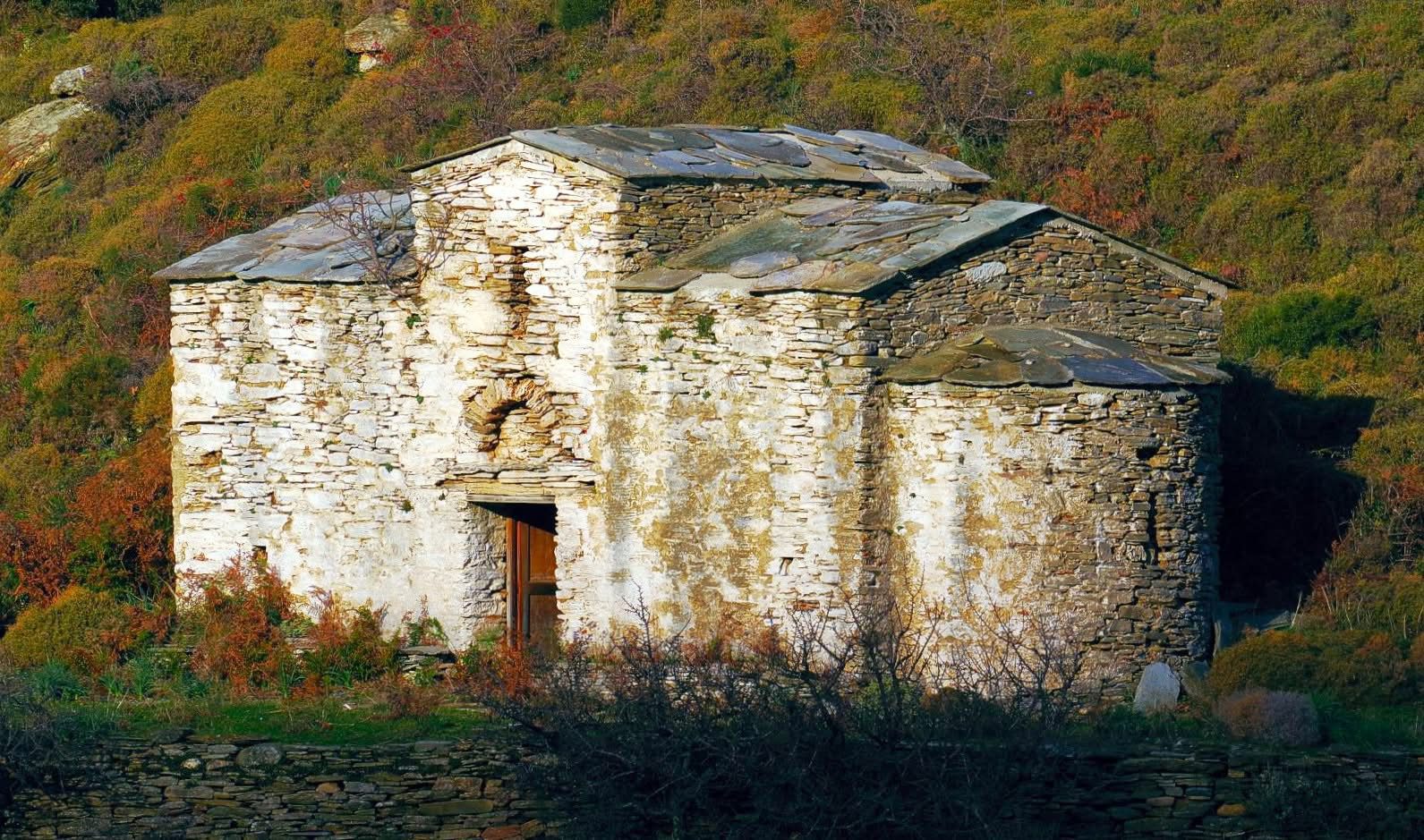 Το εκκλησάκι κόσμημα του Αγίου Δημητρίου που γιορτάζει σήμερα στην Εύβοια Το εκκλησάκι κόσμημα του Αγίου Δημητρίου που γιορτάζει σήμερα στην Εύβοια