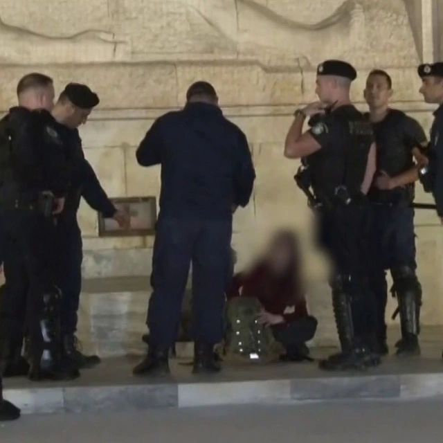 Απομάκρυναν γυναίκα που είχε καθίσει στο Μνημείο του Αγνώστου Στρατιώτη Απομάκρυναν γυναίκα που είχε καθίσει στο Μνημείο του Αγνώστου Στρατιώτη