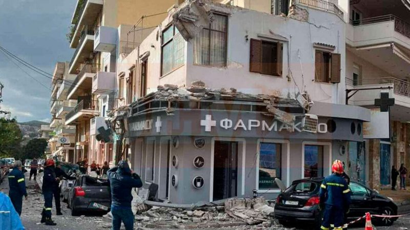 Συγκλονιστικό βίντεο από τη στιγμή της πτώσης του μπαλκονιού πάνω από φαρμακείο Συγκλονιστικό βίντεο από τη στιγμή της πτώσης του μπαλκονιού πάνω από φαρμακείο