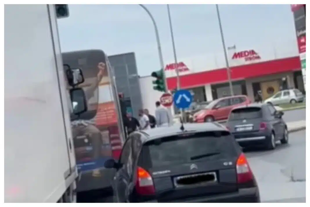 Θεσσαλονίκη: Οδηγός ΙΧ όρμησε σε λεωφορείο του ΟΑΣΘ για να ξυλοκοπήσει επιβάτη Θεσσαλονίκη: Οδηγός ΙΧ όρμησε σε λεωφορείο του ΟΑΣΘ για να ξυλοκοπήσει επιβάτη