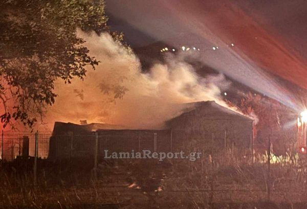 Φωτιά τη νύχτα σε αποθήκη στη Μακρακώμη – Εικόνες Φωτιά τη νύχτα σε αποθήκη στη Μακρακώμη – Εικόνες