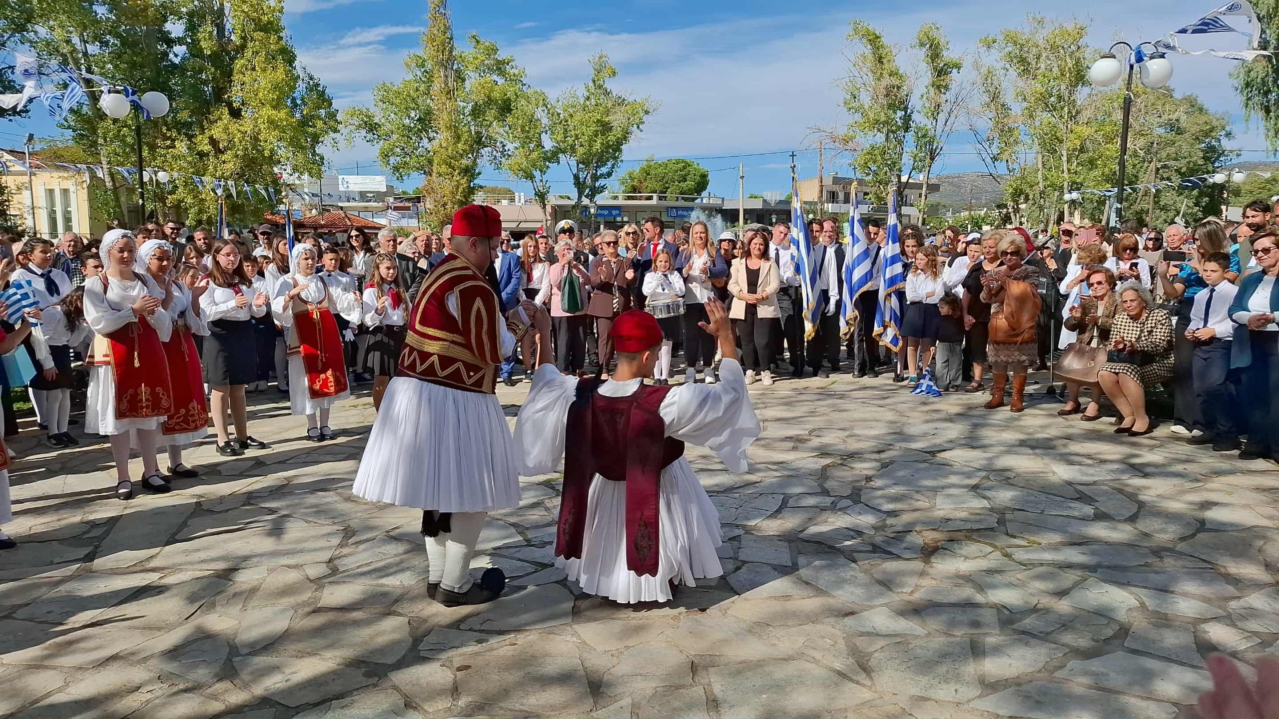 Ερέτρια: Έκλεψαν την παράσταση οι Τσολιάδες και ο τσάμικος χορός τους! Ερέτρια: Έκλεψαν την παράσταση οι Τσολιάδες και ο τσάμικος χορός τους!