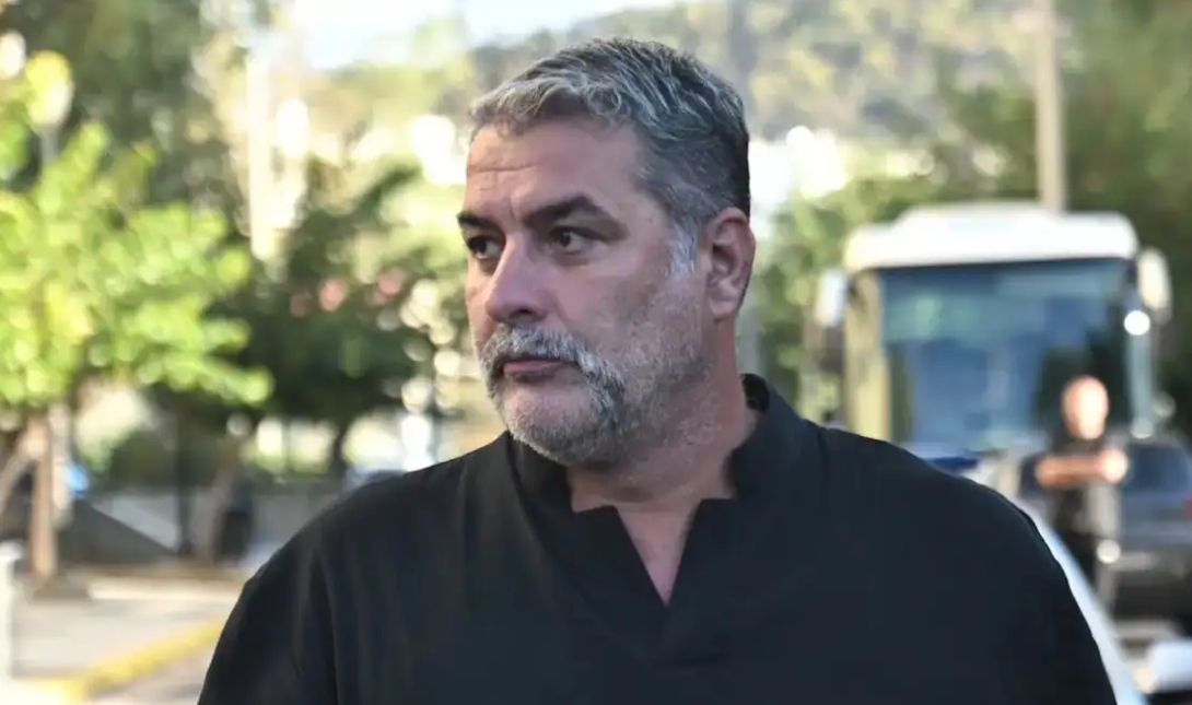 Βασίλης Μπισμπίκης: Ζήτησε συγνώμη κερνώντας γλυκά τους ιδιοκτήτες των αυτοκινήτων που τράκαρε (βίντεο) Βασίλης Μπισμπίκης: Ζήτησε συγνώμη κερνώντας γλυκά τους ιδιοκτήτες των αυτοκινήτων που τράκαρε (βίντεο)