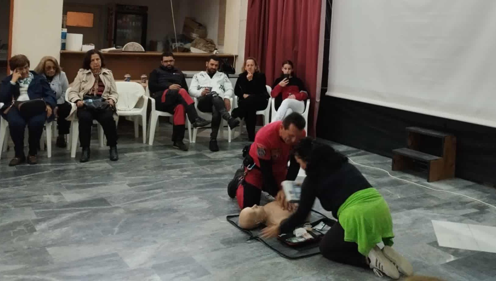 Εθελοντές της Εύβοιας έμαθαν σε κατοίκους χωριού πως να σώζουν ζωές Εθελοντές της Εύβοιας έμαθαν σε κατοίκους χωριού πως να σώζουν ζωές