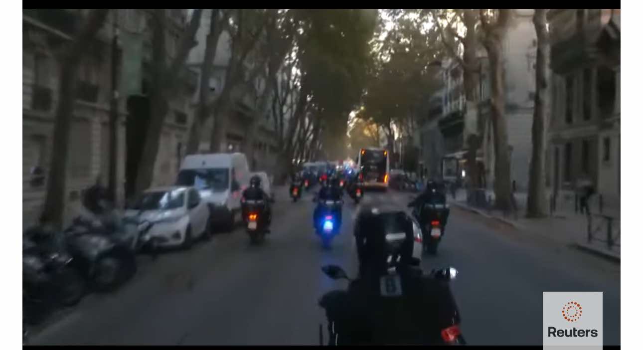 Στη φυλακή οδηγείται ο πρώην πρόεδρος της Γαλλίας – Live εικόνα Στη φυλακή οδηγείται ο πρώην πρόεδρος της Γαλλίας – Live εικόνα