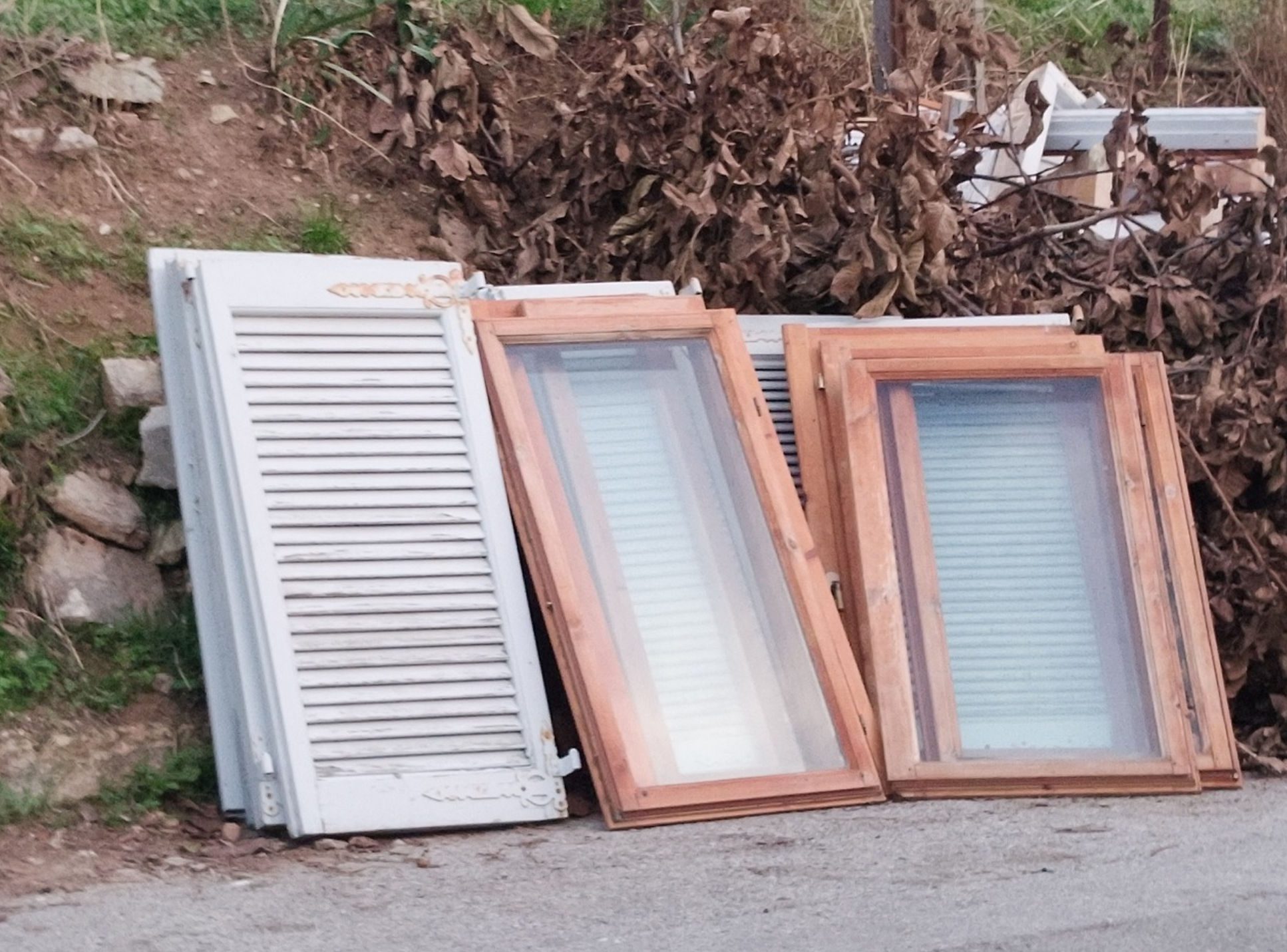 Αδιανόητο περιστατικό στην Εύβοια: Παράτησαν παράθυρα στη μέση του δρόμου Αδιανόητο περιστατικό στην Εύβοια: Παράτησαν παράθυρα στη μέση του δρόμου