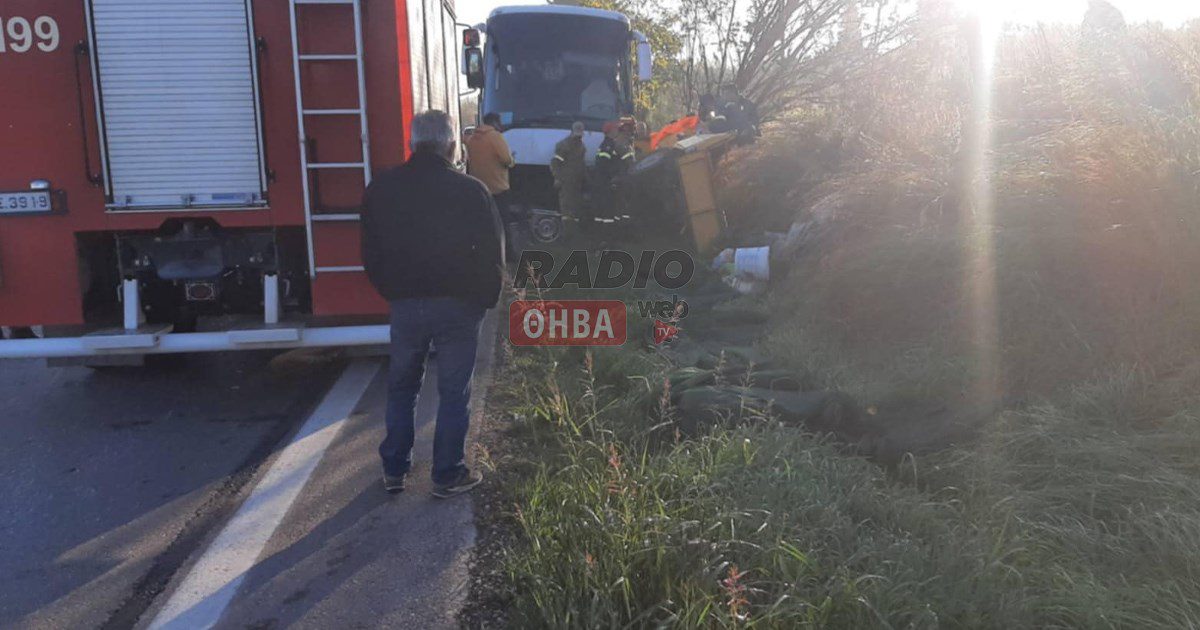 Σοβαρό τροχαίο με λεωφορείο και αγροτικό στην Αλίαρτο – Εγκλωβίστηκαν δύο άτομα