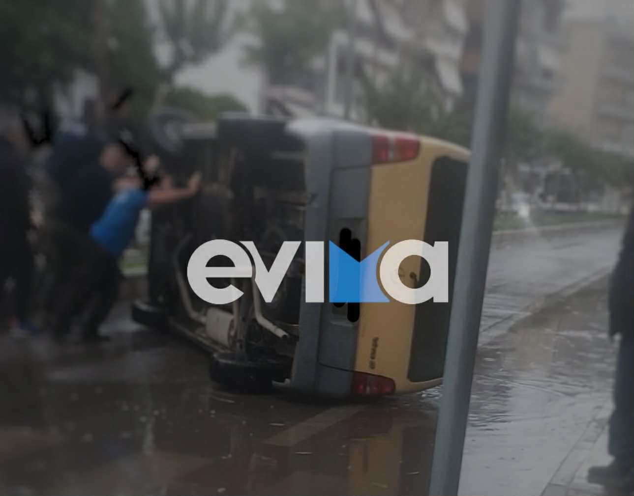 Σοβαρό τροχαίο στην Εύβοια: Αναποδογύρισε φορτηγάκι σε κεντρικό δρόμο