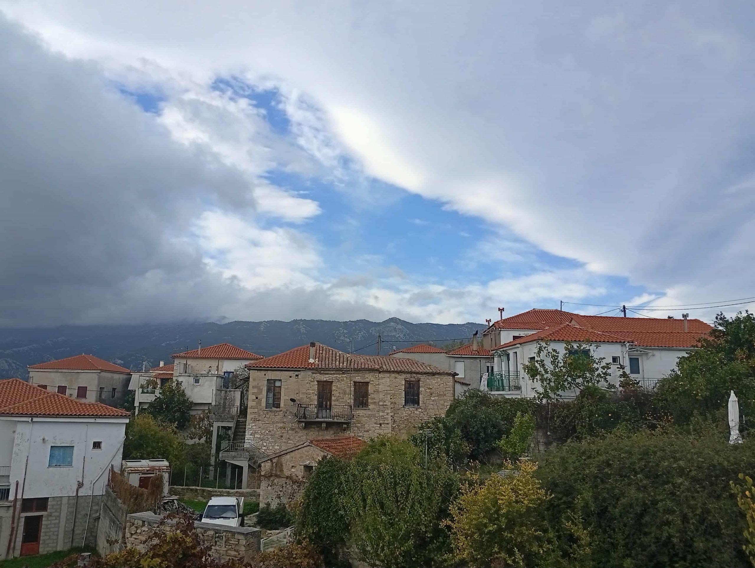 Καιρός: Επιμένουν και σήμερα ζέστη και νοτιάδες στην Εύβοια