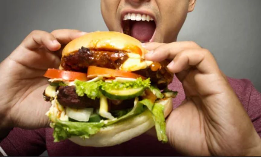 Νεαρός κατάπιε αμάσητο μπέργκερ σε challenge και νοσηλεύεται στο «Γεννηματάς» σε κρίσιμη κατάσταση