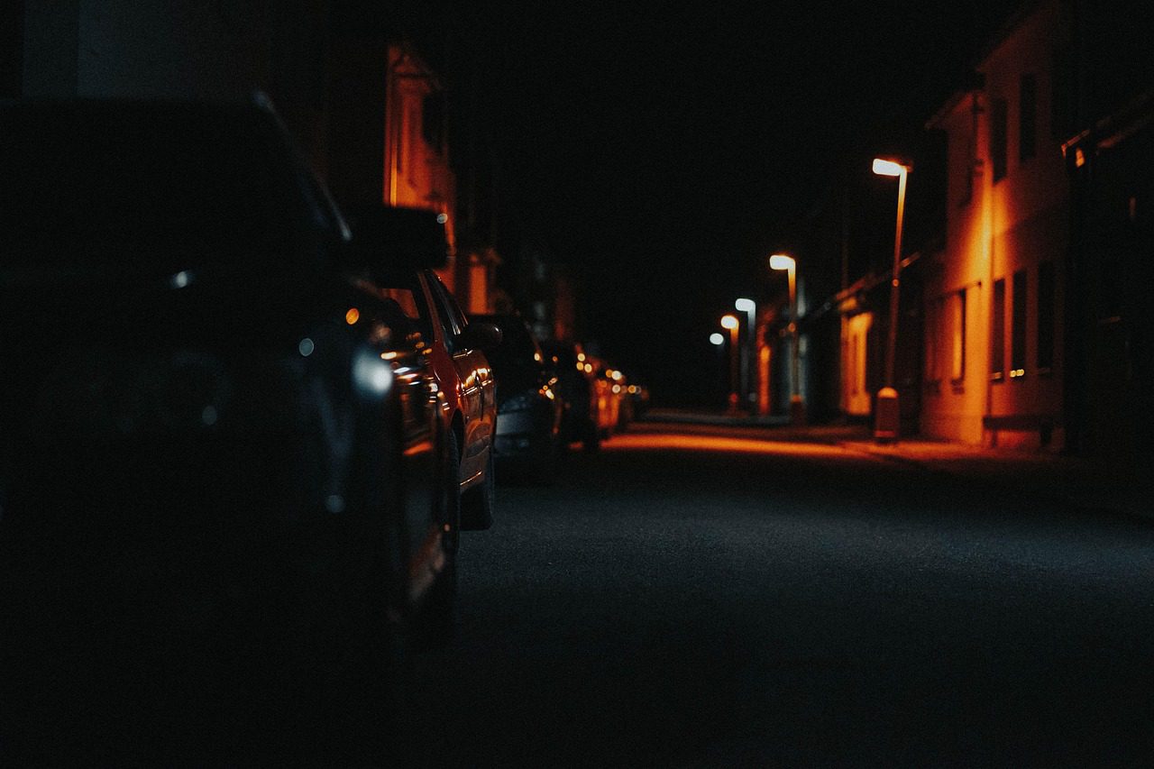 ﻿Πετούν πέτρες σε αυτοκίνητα σε κεντρικό δρόμο της Εύβοιας – Μεγάλη προσοχή