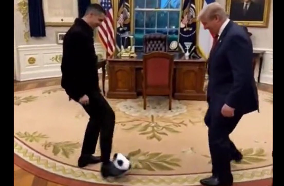 Τραμπ και Κριστιάνο Ρονάλντο έπαιξαν… μπάλα στο Οβάλ Γραφείο (video)