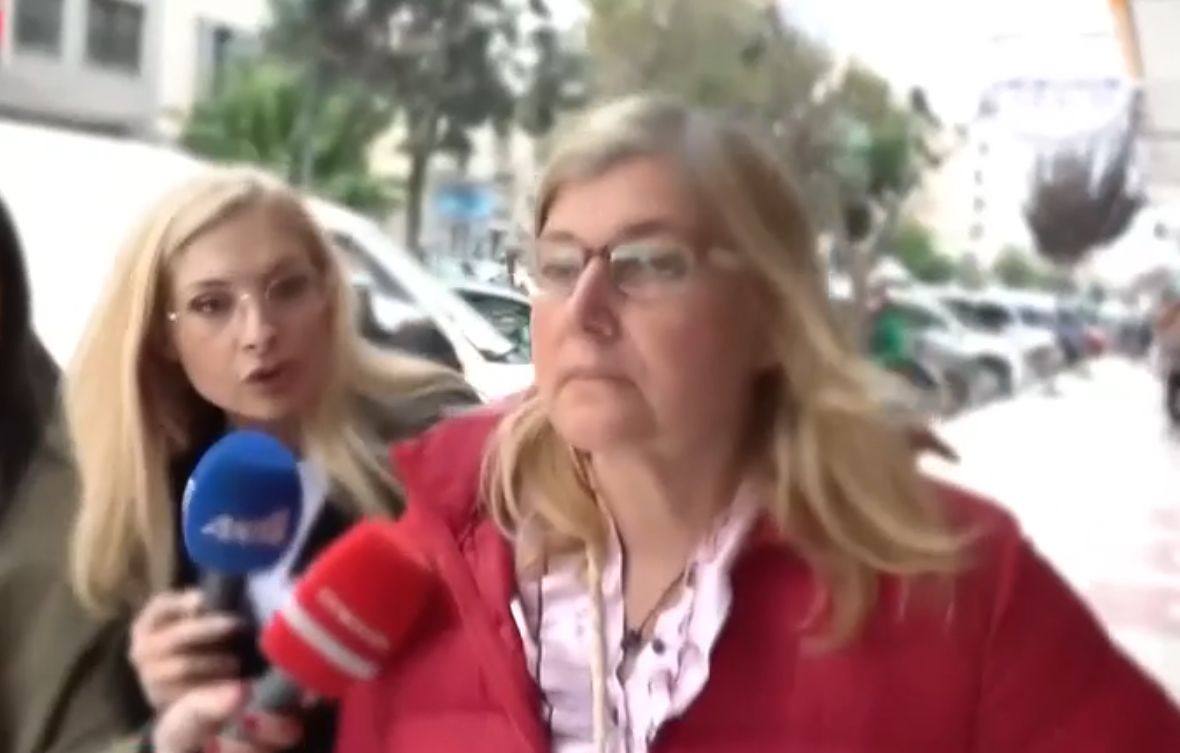 «Της έλεγα να πάει στον γιατρό για να της δώσει φάρμακα», είπε ο εν διαστάσει σύζυγος της δασκάλας στο Λουτράκι