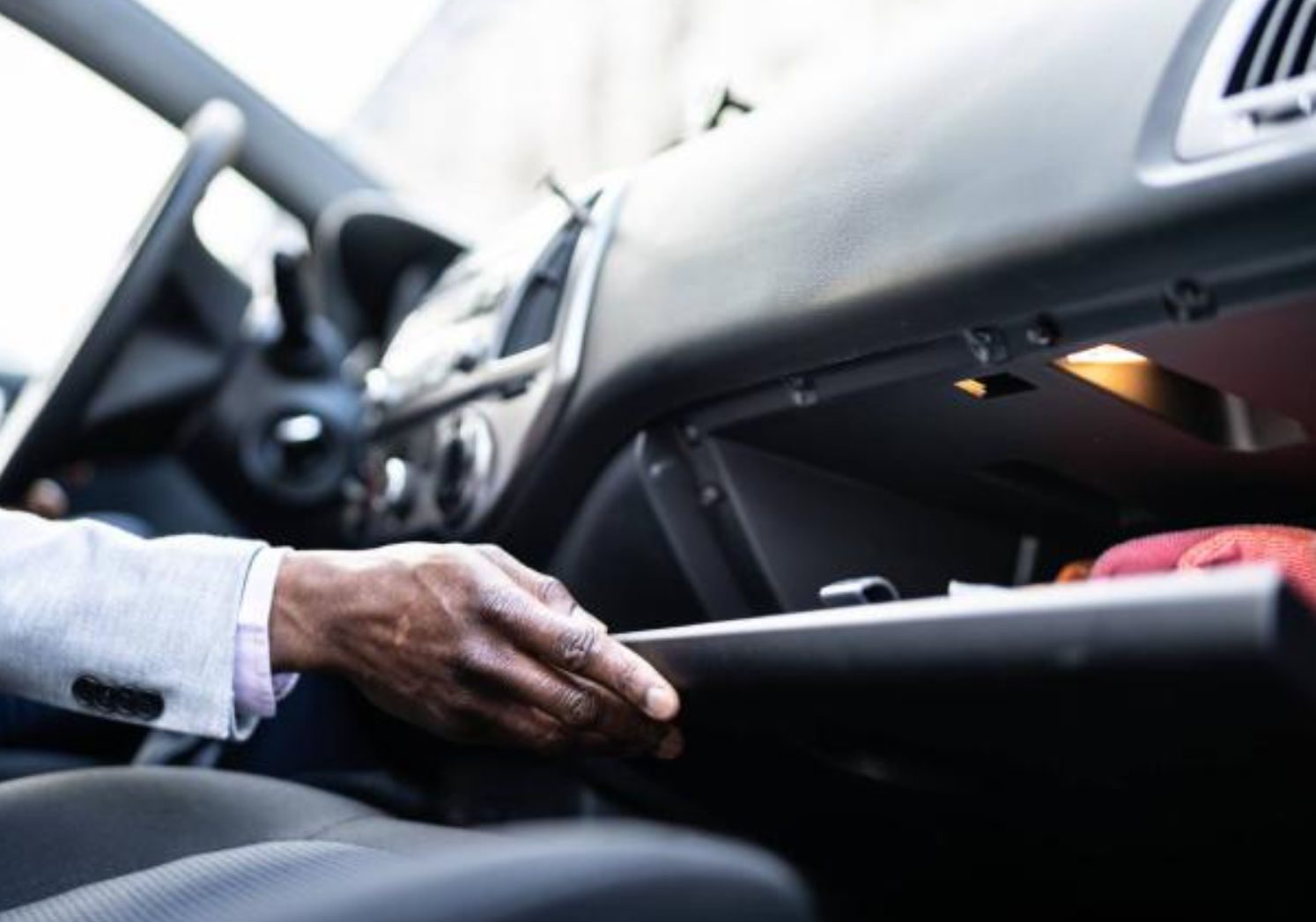 Το άγνωστο κόλπο: Γιατί πρέπει να αφήνετε πάντα ανοιχτό το ντουλαπάκι του αυτοκινήτου σας