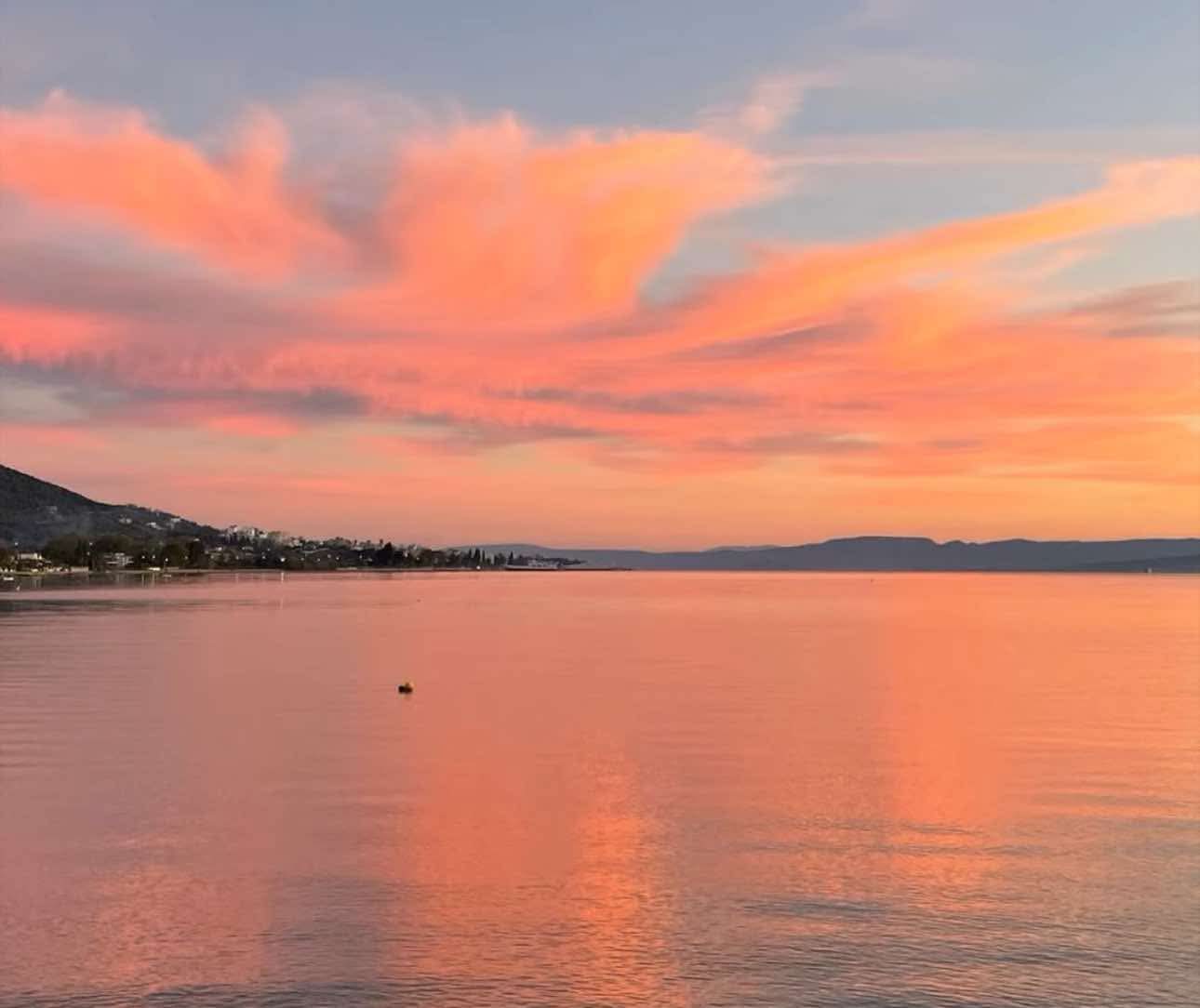 Εντυπωσιακό φαινόμενο στην Εύβοια: Ροζ και πορτοκαλί το δειλινό – Εικόνες που κόβουν την ανάσα