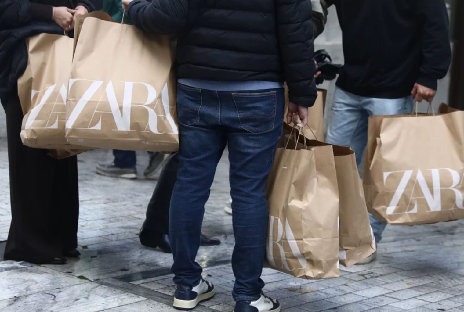 Black Friday: Πανικός στην Ερμού – Μετά την κακοκαιρία οι Αθηναίοι ξεχύθηκαν στα καταστήματα