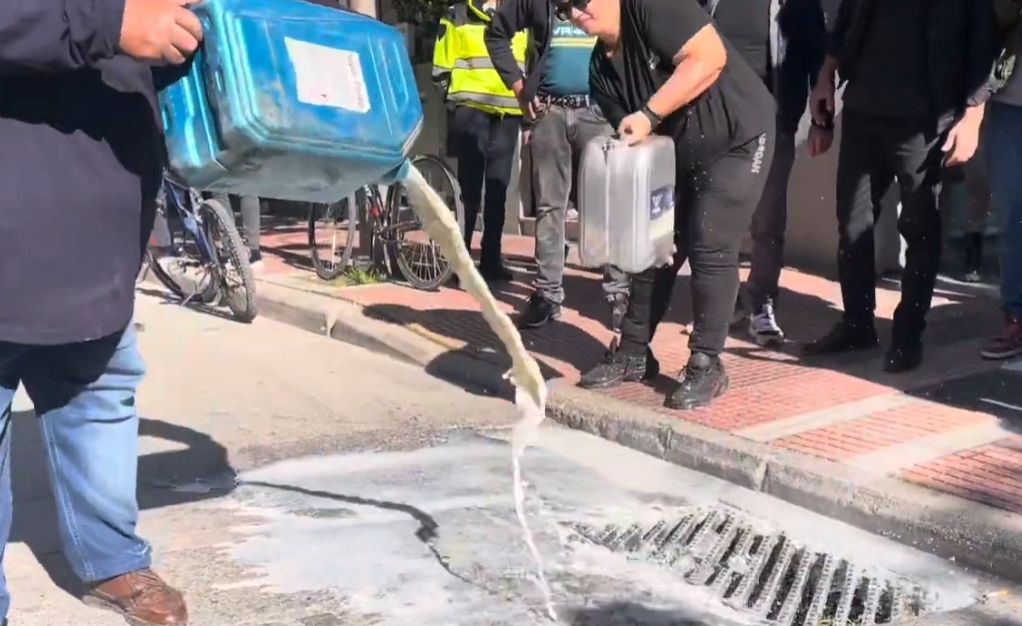 «Είστε ανεπιθύμητοι!»: Οργή κτηνοτρόφων – Έριξαν γάλα στον δρόμο