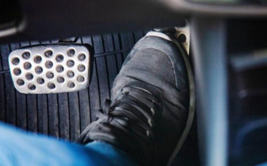 Κόλλησε το γκάζι: Ο μεγαλύτερος εφιάλτης για κάθε οδηγό -Τι πρέπει να κάνετε